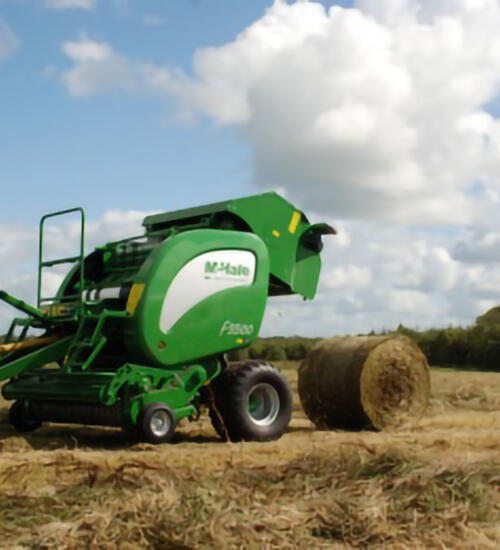 Прес підбирач із камерою фіксованого об'єму із 15 ножами McHale F5500